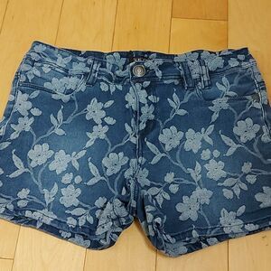 Suko embroidered look denim shorts sz. 4